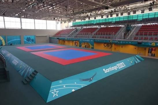 Interior del Centro de Entrenamiento de Deportes de Contacto, con áreas de combate y graderías